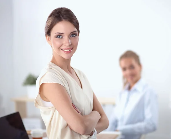 Attraktiv ung affärskvinna står nära skrivbord i office — Stockfoto