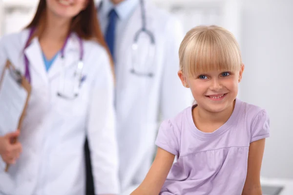 Vrouwelijke arts onderzoekt kind met stethoscoop bij chirurgie — Stockfoto