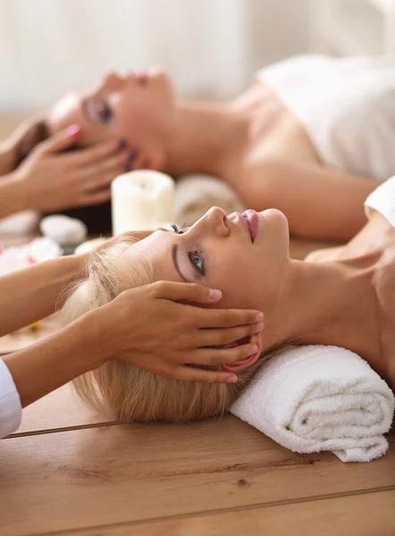 Duas jovens mulheres bonitas relaxando e desfrutando no centro de spa — Fotografia de Stock