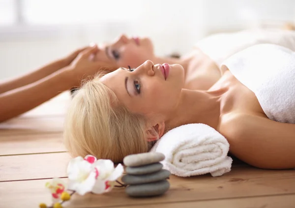 Duas jovens mulheres bonitas relaxando e desfrutando no centro de spa — Fotografia de Stock