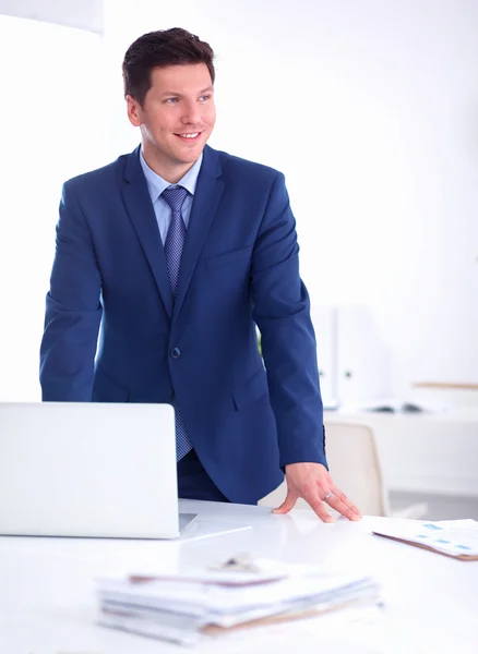 Geschäftsmann oder Manager vor seinem Schreibtisch im Büro — Stockfoto