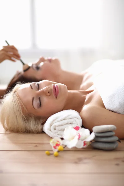 Duas jovens mulheres bonitas relaxando e desfrutando no centro de spa — Fotografia de Stock