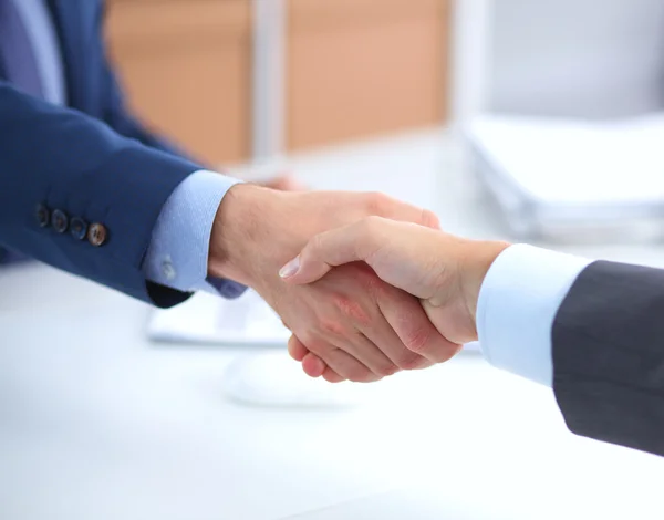 Biznesmeni podają sobie ręce, kończą spotkanie. — Zdjęcie stockowe