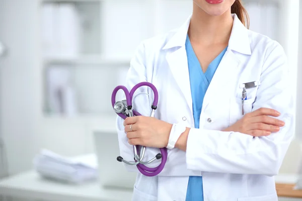 Retrato de la joven doctora exitosa feliz sosteniendo un estetoscopio —  Fotos de Stock