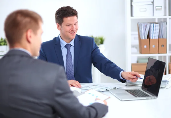 Geschäftsleute arbeiten mit Laptop im Büro — Stockfoto