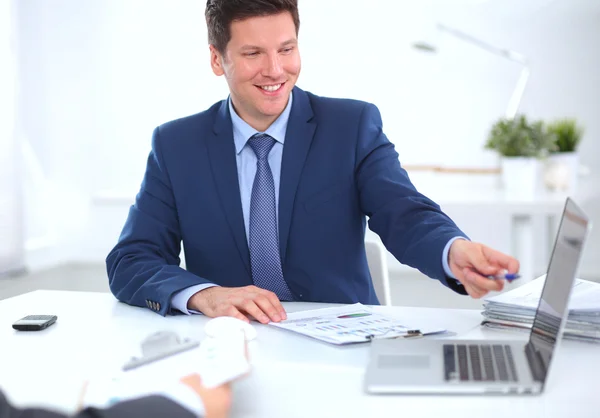 Geschäftsleute arbeiten mit Laptop im Büro — Stockfoto