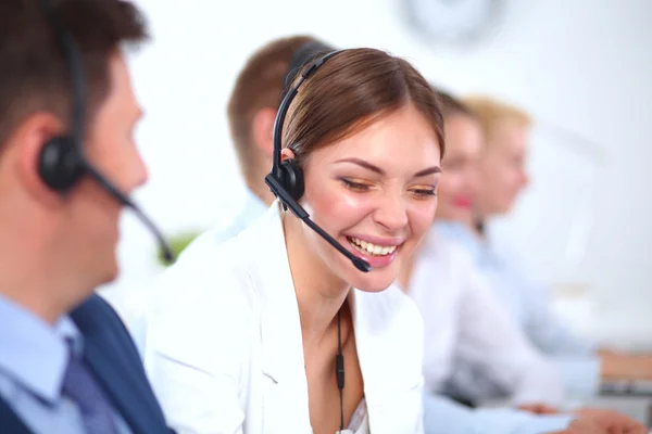 Atractivo Sonriendo jóvenes empresarios positivos y colegas en una oficina de call center — Foto de Stock