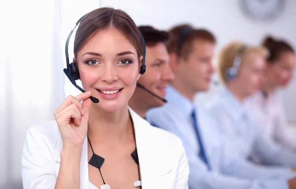 Atraente Sorrindo positivo jovens empresários e colegas em um escritório de call center — Fotografia de Stock