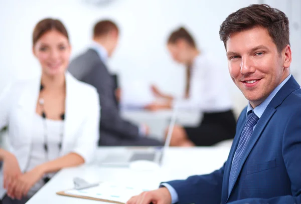 Hermosos jóvenes empresarios con colegas discutiendo en el fondo —  Fotos de Stock