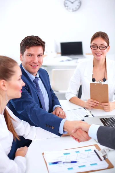 Zakenmensen schudden elkaar de hand, ronden een vergadering af — Stockfoto