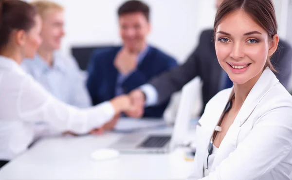 Gente de negocios dándose la mano, terminando una reunión — Foto de Stock