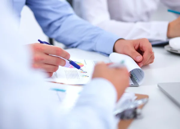 Uomini d'affari seduti e che scrivono alla riunione di lavoro, in ufficio — Foto Stock