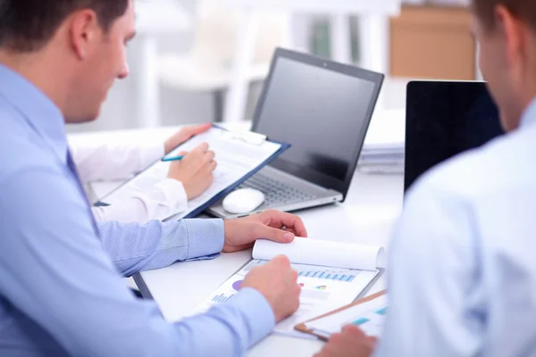 Geschäftsleute sitzen und schreiben bei Geschäftstreffen, im Büro — Stockfoto