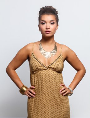 Boncuk ile genç güzel bir esmer kadın