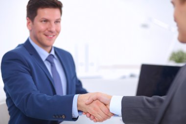 Ofiste dizüstü bilgisayarla çalışan iş adamları