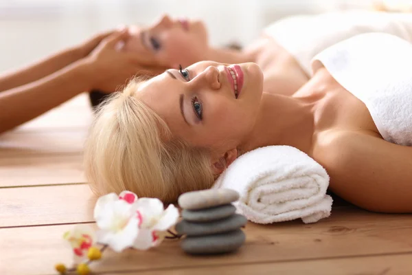 Dos mujeres hermosas jóvenes relajándose y disfrutando en el centro de spa — Foto de Stock