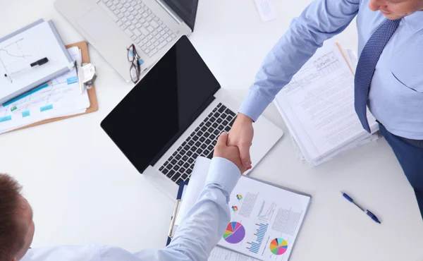 Les gens d'affaires qui travaillent avec un ordinateur portable dans un bureau — Photo