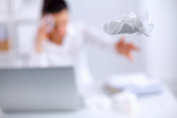 Gestresste Geschäftsfrau sitzt am Schreibtisch im Büro — Stockfoto