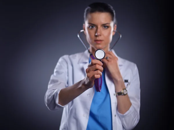 Doctora con estetoscopio escuchando, aislada sobre fondo gris — Foto de Stock