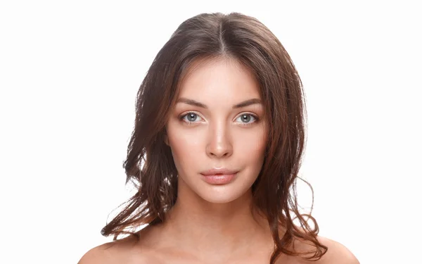 Close-up portret van mooie jonge vrouw gezicht. Geïsoleerd op witte achtergrond. — Stockfoto