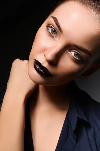 Feche o retrato do belo rosto de mulher jovem. Isolado em fundo preto . — Fotografia de Stock