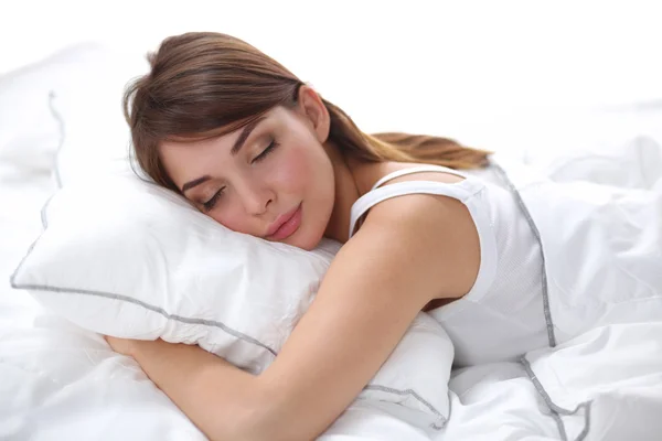 Schönes Mädchen schläft im Schlafzimmer, auf dem Bett liegend — Stockfoto