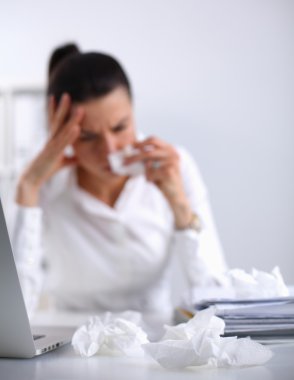 Ofiste masa başında oturan stresli iş kadını.