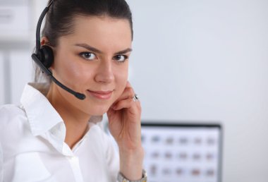 Ofiste oturan bir müşteri hizmetleri ajanının yakın plan portresi.