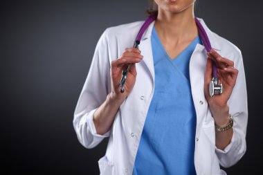 Steteskopu olan genç doktor kadın gride izole edilmiş.