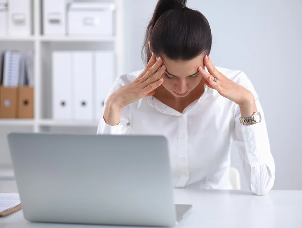 Retrato de mulher de negócios jovem cansado com laptop no escritório — Fotografia de Stock