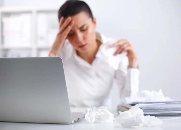 Gestresste Geschäftsfrau sitzt am Schreibtisch im Büro — Stockfoto