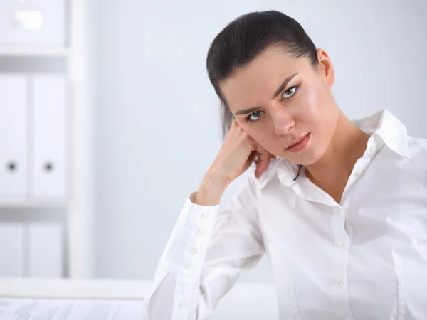 Attraktive Geschäftsfrau am Schreibtisch mit Laptop im Büro — Stockfoto