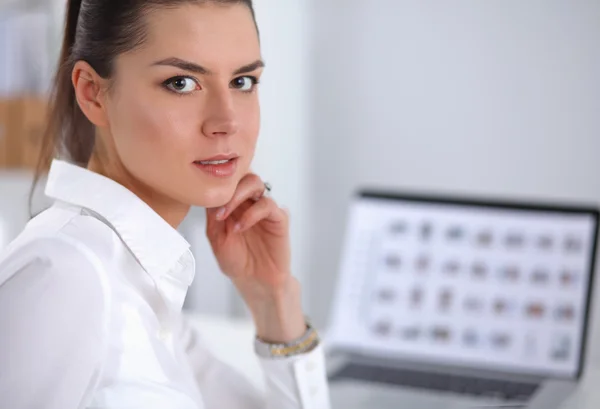 Portrait en gros plan d'un agent du service à la clientèle assis au bureau — Photo