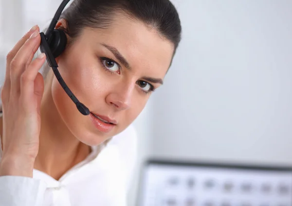 Retrato de primer plano de un agente de servicio al cliente sentado en la oficina — Foto de Stock