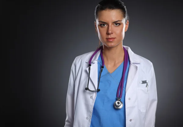 Ung läkare kvinna med stetoskop isolerad på grå — Stockfoto