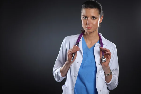 Jonge arts vrouw met stethoscoop geïsoleerd op grijs — Stockfoto