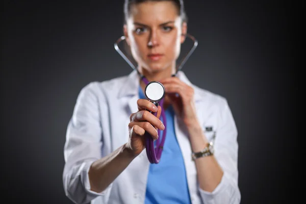 Doctora con estetoscopio escuchando, aislada sobre fondo gris — Foto de Stock