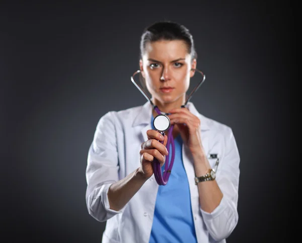 Médecin femme avec une écoute stéthoscopique, isolé sur fond gris — Photo