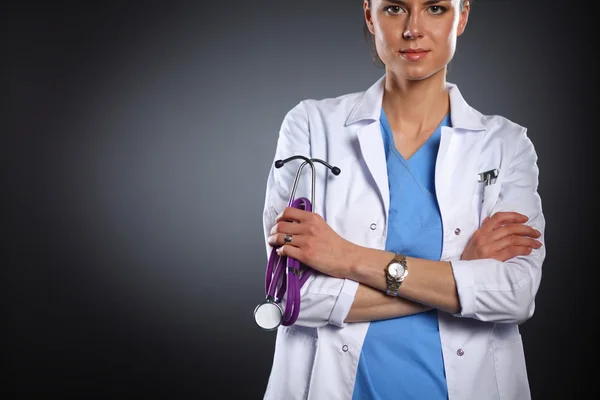 Портрет молодой женщины-врача, держащей стетоскоп, изолированный на черном фоне — стоковое фото