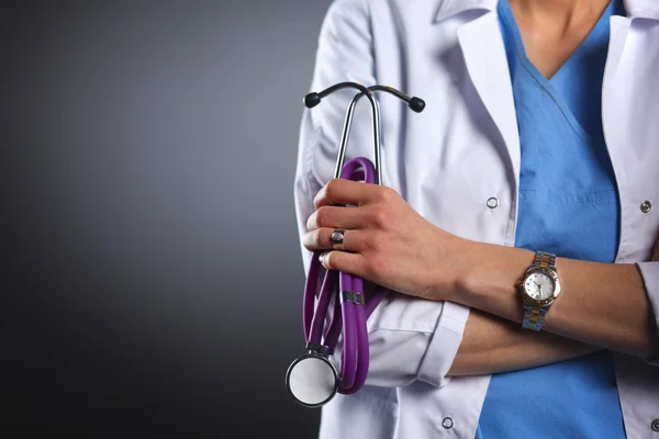Porträt einer jungen Ärztin mit Stethoskop, isoliert auf schwarzem Hintergrund — Stockfoto