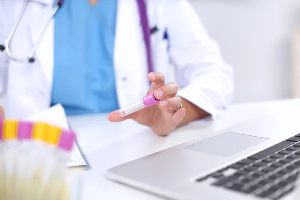 Femme chercheuse entourée de flacons et flacons médicaux, isolée sur fond blanc — Photo