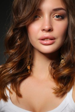 Güzel genç kadın yüzünün yakın portresi. Beyaz arkaplanda izole.