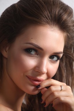 Güzel genç kadın yüzünün yakın portresi. Beyaz arkaplanda izole.