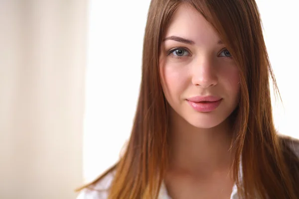 Retrato de una hermosa joven, aislada sobre fondo blanco — Foto de Stock