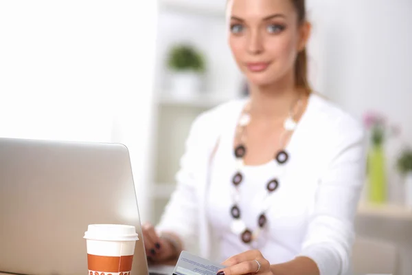 Affärskvinna gör online shopping genom laptop och kreditkort i office — Stockfoto