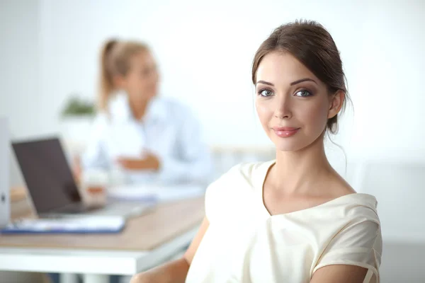 Привлекательная молодая деловая женщина, стоящая у стола в офисе — стоковое фото