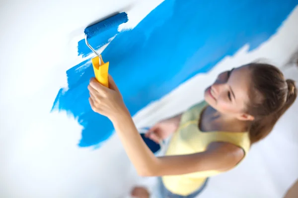 Feliz hermosa joven haciendo pintura de pared, de pie —  Fotos de Stock