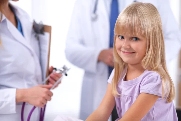 Médico femenino examinando a un niño con estetoscopio en cirugía — Foto de Stock