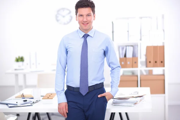 Biznesmen lub menedżer stojący przy biurku w biurze — Zdjęcie stockowe