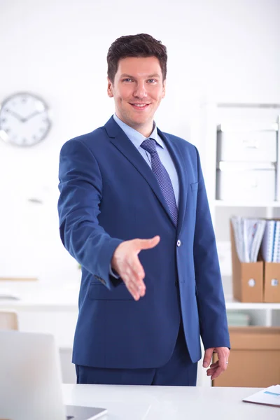 Business e office concept - bell'uomo d'affari a mano aperta pronto per la stretta di mano — Foto Stock